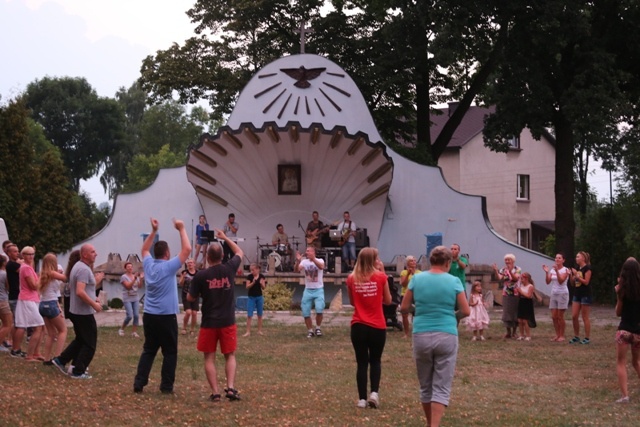 Na Jasną Górę młodzi pielgrzymi idą tańcząc