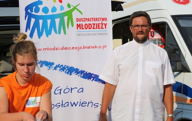 Na Jasną Górę młodzi pielgrzymi idą tańcząc