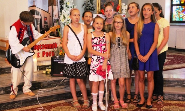 Dzieci przedstawiły piosenkę o o. Michale, specjalnie przygotowaną na rocznicę jego śmierci