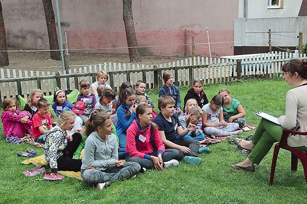 Po wysłuchaniu bajek dzieci uczestniczyły w dyskusji prowadzonej przez Annę Jeznach, pedagog