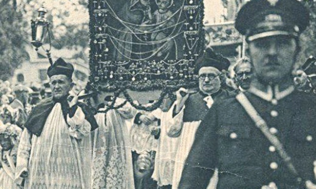 Procesja z obrazem  ukoronowanym papieskimi koronami 