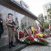 Uroczystości przy pomniku u zbiegu ulicy Leszno i al. Solidarności odbywają się co roku 5 sierpnia