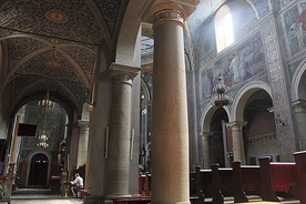 Zdaniem Jana Długosza  płocką katedrę zbudował Mieszko I. Na zdjęciu współczesne wnętrze bazyliki katedralnej
