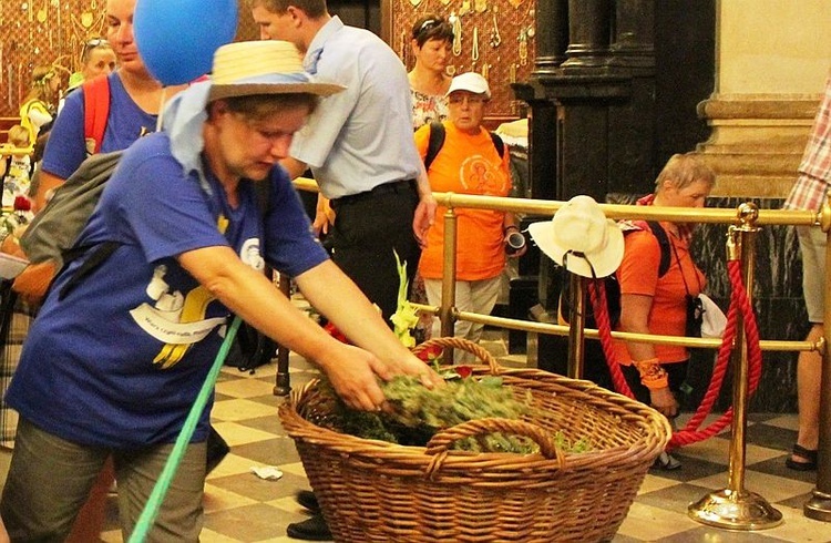 Pielgrzymi bielsko-żywieccy przed ikoną Matki Bożej Jasnogórskiej - cz. 1