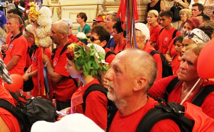 Pielgrzymi bielsko-żywieccy przed ikoną Matki Bożej Jasnogórskiej - cz. 1