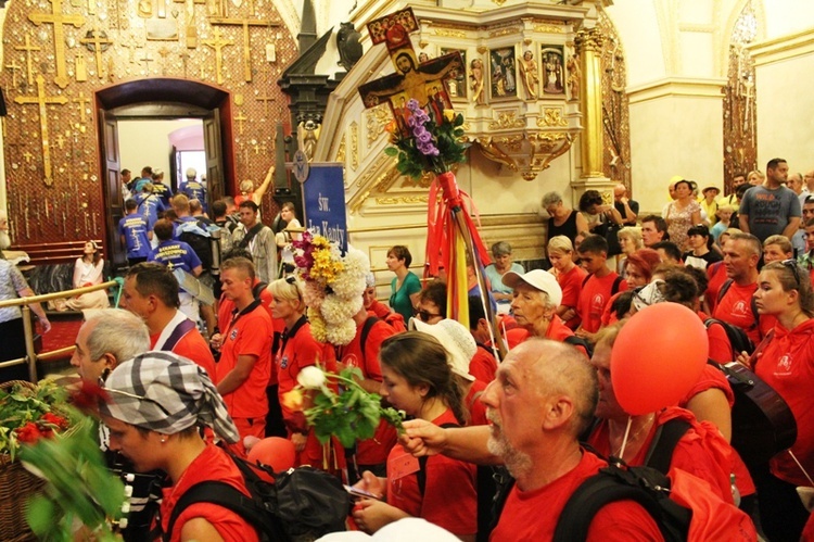 Pielgrzymi bielsko-żywieccy przed ikoną Matki Bożej Jasnogórskiej - cz. 1