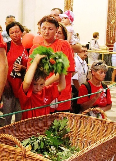 Pielgrzymi bielsko-żywieccy przed ikoną Matki Bożej Jasnogórskiej - cz. 1