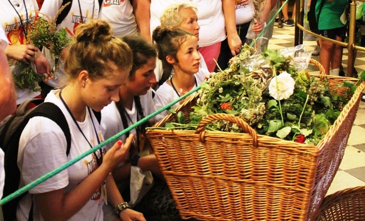 Pielgrzymi bielsko-żywieccy przed ikoną Matki Bożej Jasnogórskiej - cz. 1