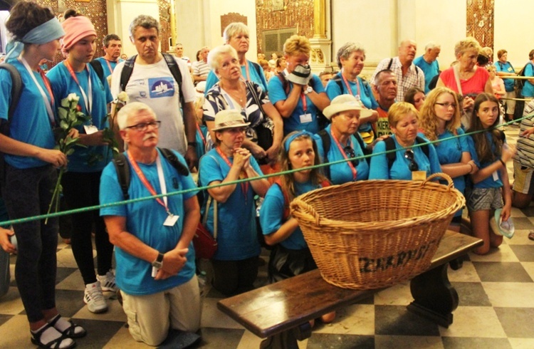 Pielgrzymi bielsko-żywieccy przed ikoną Matki Bożej Jasnogórskiej - cz. 1