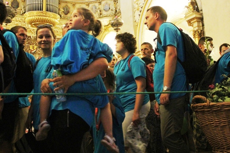 Pielgrzymi bielsko-żywieccy przed ikoną Matki Bożej Jasnogórskiej - cz. 1