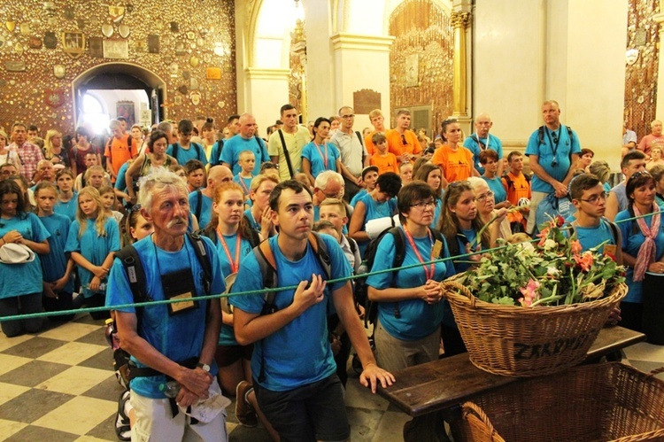 Pielgrzymi bielsko-żywieccy przed ikoną Matki Bożej Jasnogórskiej - cz. 1