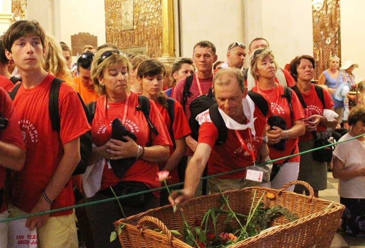 Pielgrzymi bielsko-żywieccy przed ikoną Matki Bożej Jasnogórskiej - cz. 2