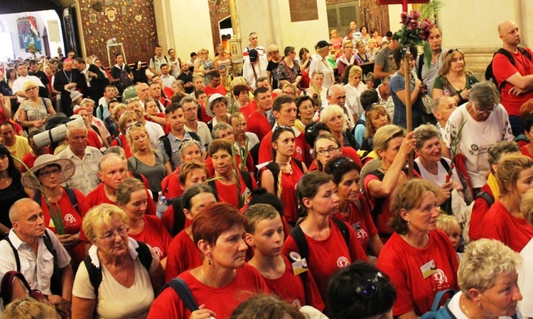 Pielgrzymi bielsko-żywieccy przed ikoną Matki Bożej Jasnogórskiej - cz. 2