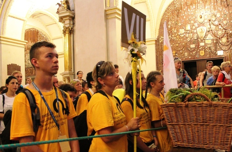 Pielgrzymi bielsko-żywieccy przed ikoną Matki Bożej Jasnogórskiej - cz. 2