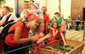 Mali i dorosłi - przed ikoną Pani Jasnogórksiej wszyscy czuli się jak u najlepszej Mamy!