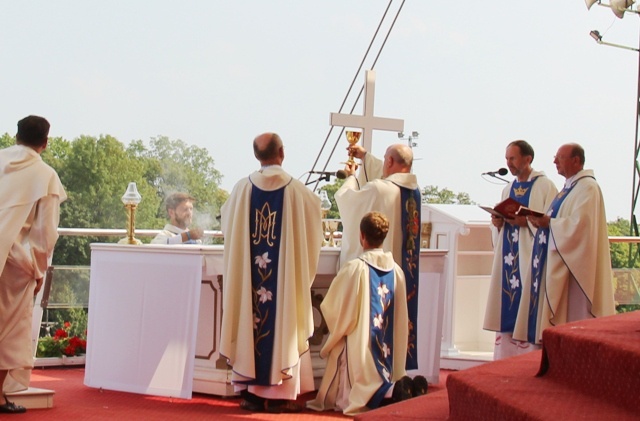 Młodzi pielgrzymi bielsko-żywieccy zawierzeni Maryi