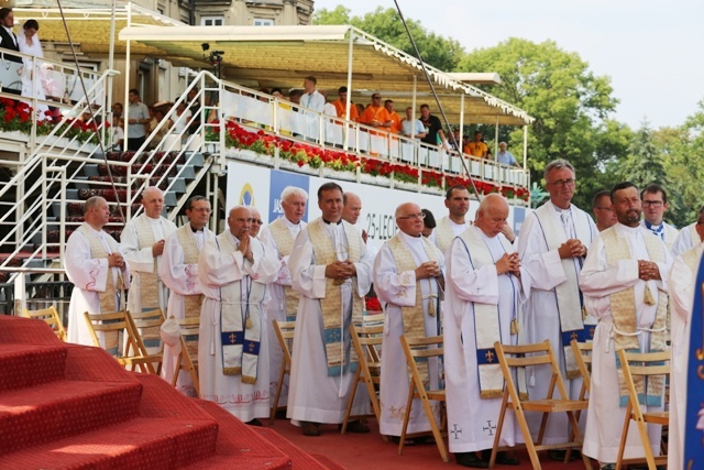 Młodzi pielgrzymi bielsko-żywieccy zawierzeni Maryi