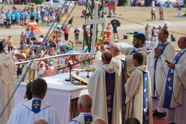 Młodzi pielgrzymi bielsko-żywieccy zawierzeni Maryi