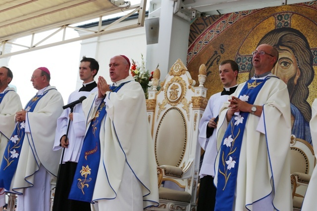 Młodzi pielgrzymi bielsko-żywieccy zawierzeni Maryi