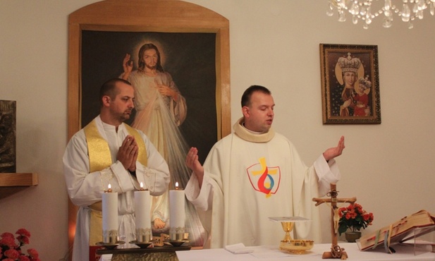 Księża: Tomasz Wojtyła (z lewej) i Tomasz Gwoździewicz sprawowali pierwszą Mszę św. w intencji dobroczyńców ŚDM - Kluby Tysiąca