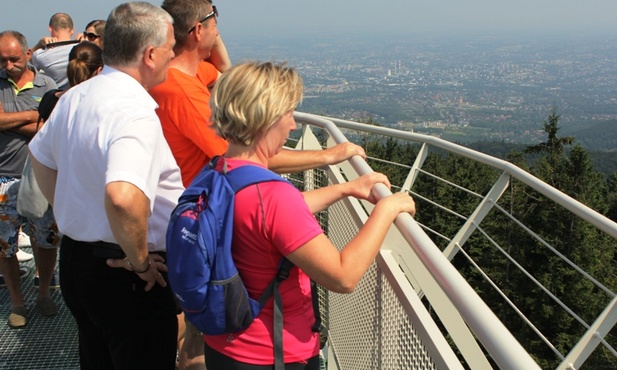 Turyści i bielszczanie mogli po raz pierwszy podziwiać panoramę miasta i Beskidów z nowej wieży widokowej