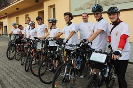 Rowerzyści z drużyny ks. Piotra Niemczyka (drugi z prawej) już są bardzo blisko celu - bazyliki św. Piotra na Watykanie