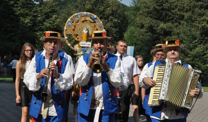 Procesja z wieńcem dożynkowym