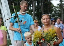 Własnoręcznie wykonane krzyże, a także bukiety kwiatów i ziół przynieśli pielgrzymi na Hrobaczą Łąkę