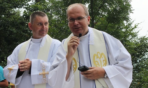 Księża: Antoni Obuchowski (z Lewej) i Jan Franc sprawowali Eucharystię na Hrobaczej Łące