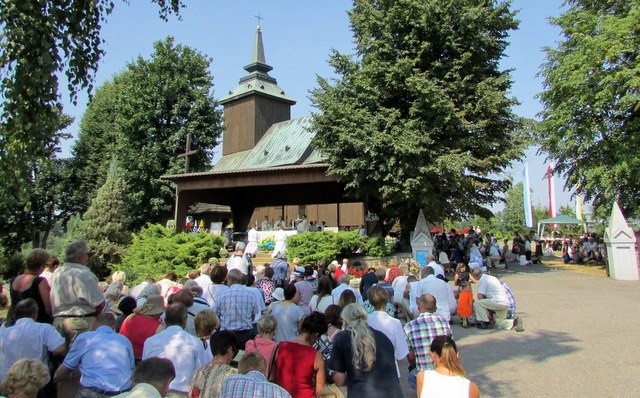 Polową Mszę św. przy sanktuarium odprawił kard. Kazimierz Nycz