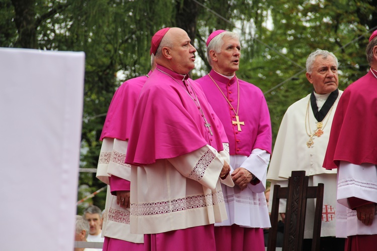 Kobiety i dziewczęta u Matki Bożej Piekarskiej, cz. 2