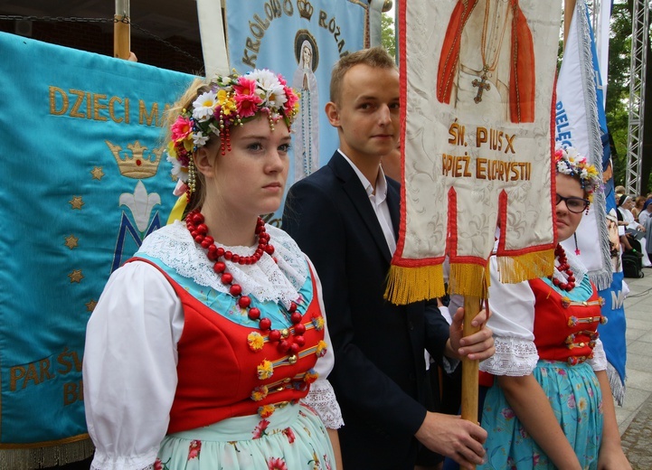 Kobiety i dziewczęta u Matki Bożej Piekarskiej, cz. 1