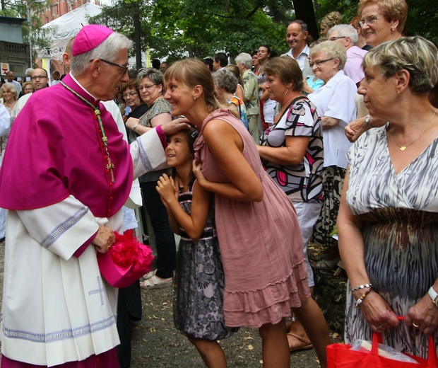 Kobiety i dziewczęta u Matki Bożej Piekarskiej, cz. 1