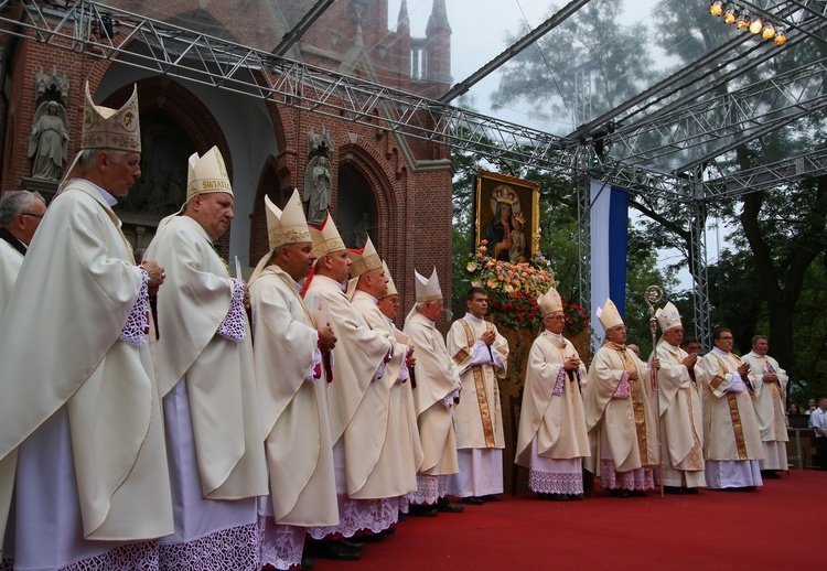 Kobiety i dziewczęta u Matki Bożej Piekarskiej, cz. 1