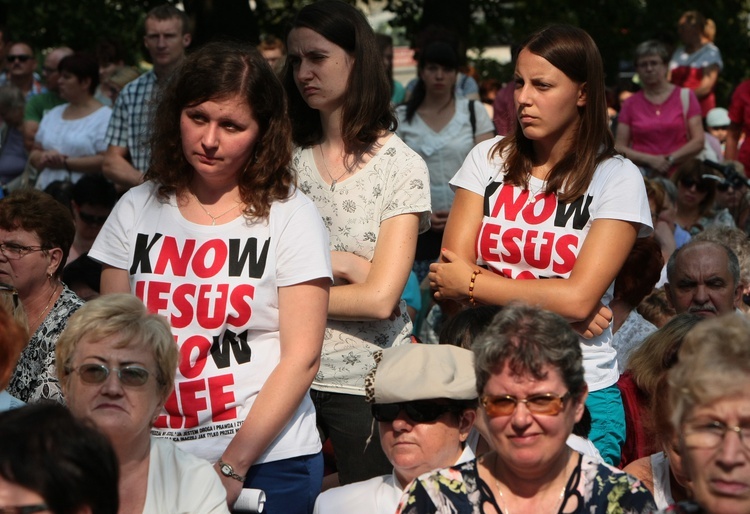 Kobiety i dziewczęta u Matki Bożej Piekarskiej, cz. 1