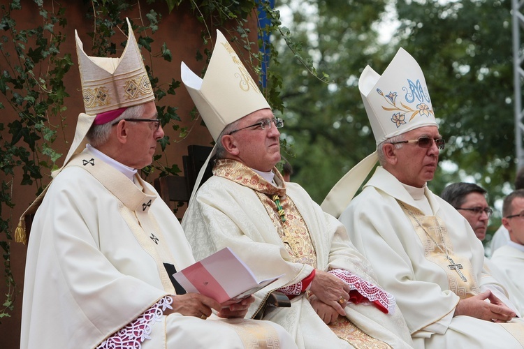 Kobiety i dziewczęta u Matki Bożej Piekarskiej, cz. 1