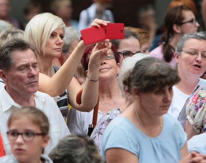 Kobiety i dziewczęta u Matki Bożej Piekarskiej, cz. 1