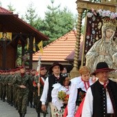 Mszę Świętą zakończyła procesja eucharystyczna wokół sanktuarium w Rychwałdzie