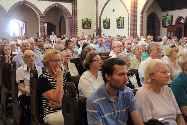 Wprowadzenie relikwii bł. ks. Jerzego do kościoła św. Franciszka