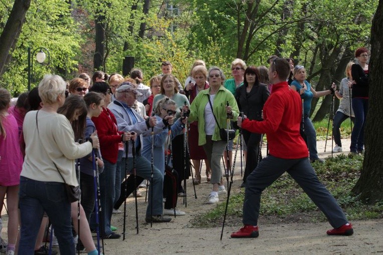 Seniorzy bardzo chętnie korzystają z treningów nordic walking