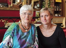 Olga Blumczyńska, koordynatorka projektu „Zapytaj o Polskę” (z prawej), z Elżbietą Potrykus, opozycjonistką, działaczką „Solidarności”, reemigrantką