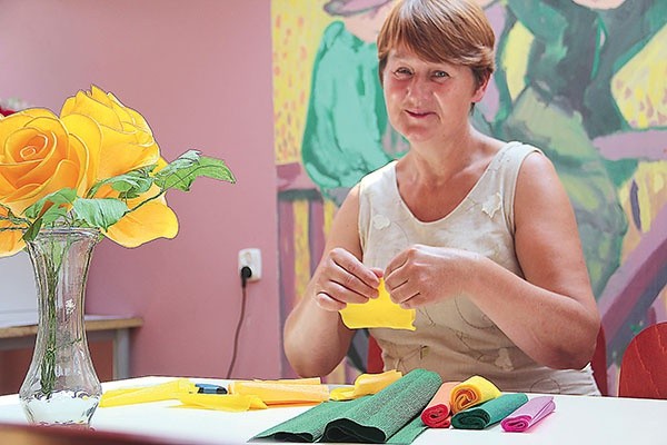 Dorota Skolimowska od lat zajmuje się także robieniem kwiatów z bibuły