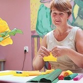Dorota Skolimowska od lat zajmuje się także robieniem kwiatów z bibuły