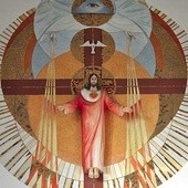 Wiernych wita figura  Pana Jezusa Powyżej: Kościół – widok  od strony szkoły
