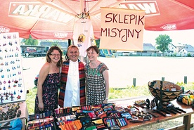 Ks. Wiesław w misyjnym sklepiku