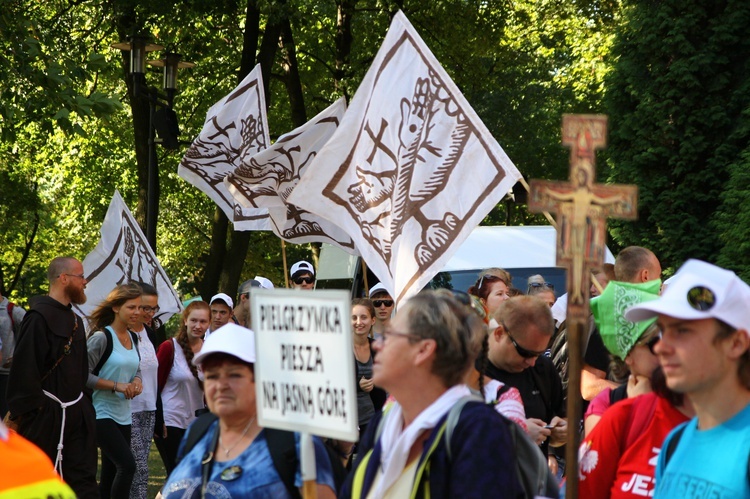 Pierwsze metry Gliwickiej Pieszej Pielgrzymki na Jasną Górę