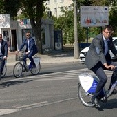 Prezydent miasta, wiceprezydenci oraz prezes Nextbike na spotkanie z dziennikarzami przyjechali na rowerach