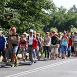 Grupy pielgrzymki na drodze przed Koszęcinem