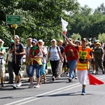 Grupy pielgrzymki na drodze przed Koszęcinem