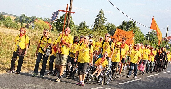 Powyżej: Z Rokitna do Myśliborza wyruszyło 60 pątników